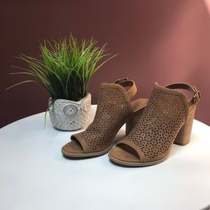 Women’s peep toe chunky heel sandals